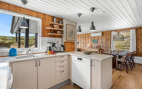 Monna - from the Sea: Køkken, Countertop, Køkken Apparat, Større Bandage, Træ, Cabinetry, Møbel, Indretning, Gulvbelægning, Loft