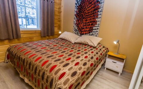 Pankamaa 12: Indretning, Træ, Etage, Gulvbelægning, Soveværelse, Seng, Textile, Loft, Møbel, Sengetøj