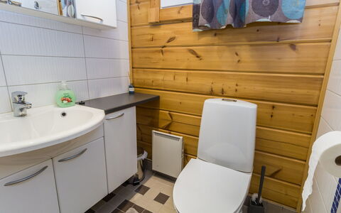 Pankamaa 12: Toiletbræt, Toilet, Sanitærarmatur, Gulvbelægning, Træ, Håndvask, Etage, Badeværelse, Badeværelsesvask, Indretning