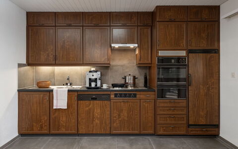 Sous-Le-Moulin: Træ, Cabinetry, Køkken, Gulvbelægning, Større Bandage, Brun, Køkken Apparat, Countertop, Skab, Komfur