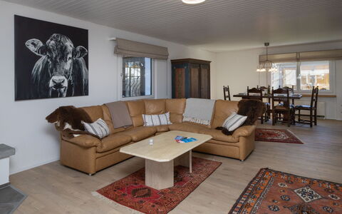 Sous-Le-Moulin: Møbel, Indretning, Væg, Couch, Træ, Gulvbelægning, Loft, Etage, Stue, Værelse
