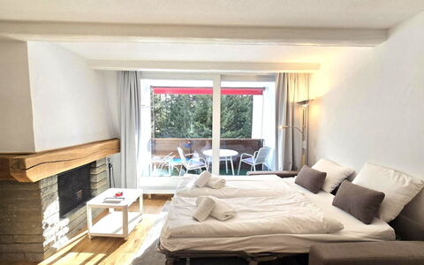 La Riva Mountain Apartment: Møbel, Træ, Indretning, Gulvbelægning, Etage, Textile, Loft, Værelse, Soveværelse, Seng