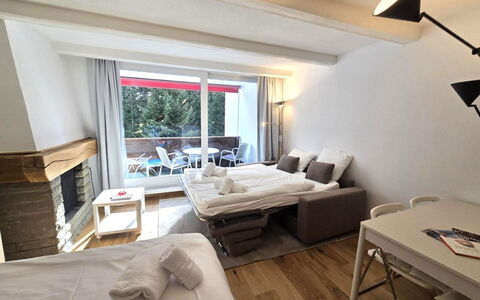 La Riva Mountain Apartment: Møbel, Indretning, Etage, Gulvbelægning, Soveværelse, Seng, Lejlighed, Loft, Sengetøj, Sengetøj