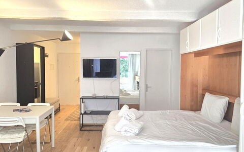 La Riva Mountain Apartment: Møbel, Indretning, Etage, Gulvbelægning, Træ, Loft, Soveværelse, Seng, Værelse, Lejlighed