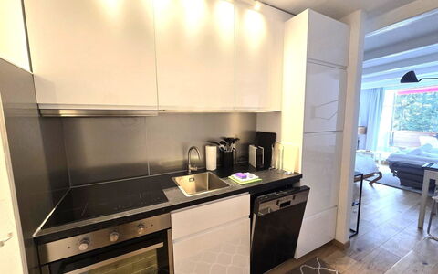 La Riva Mountain Apartment: Køkken Apparat, Køkken, Countertop, Større Bandage, Gulvbelægning, Cabinetry, Komfur, Indretning, Husholdningsapparat, Komfur