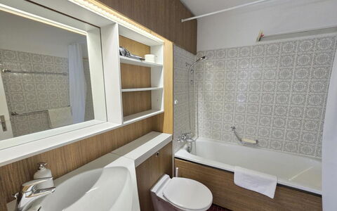 La Riva Mountain Apartment: Badeværelse, Badeværelsesvask, Sanitærarmatur, Indretning, Væg, Håndvask, Gulvbelægning, Etage, Tap, Badekar