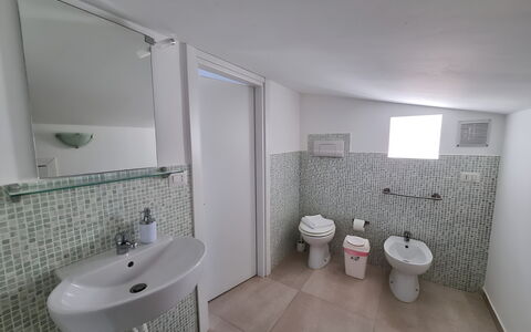 Borgo Vigata 3: Badeværelse, Badeværelsesvask, Sanitærarmatur, Gulvbelægning, Etage, Håndvask, Indretning, Toilet, Tap, Vvs