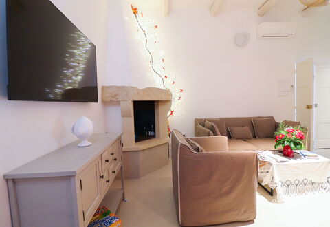 Bacchus: Historic Charming Home: Møbel, Indretning, Væg, Couch, Gulvbelægning, Træ, Etage, Værelse, Stue, Loft