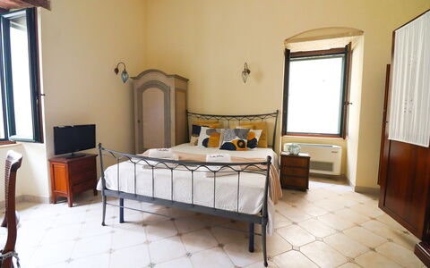 Scilla Centro Storico Otranto: Seng, Væg, Soveværelse, Møbel, Indretning, Etage, Gulvbelægning, Sengetøj, Sengetøj, Bed Frame