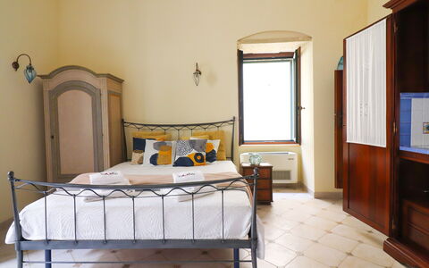 Scilla Centro Storico Otranto: Seng, Møbel, Soveværelse, Væg, Sengetøj, Sengetøj, Indretning, Træ, Etage, Værelse