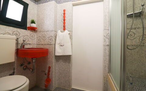 Scilla Centro Storico Otranto: Badeværelse, Toiletbræt, Sanitærarmatur, Væg, Toilet, Badeværelsesvask, Indretning, Håndvask, Etage, Vvs