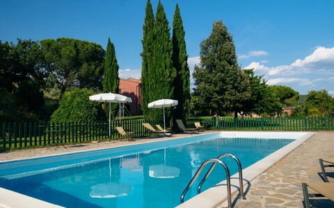 Agriturismo le Case Rosse di Montebuono: Svømmepøl, Udendørs Møbler, Skygge, Udvej, Eco Hotel, Have, Estate, Hacienda, Liggestol, Landscaping