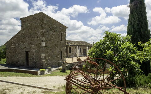 Agriturismo le Case Rosse di Montebuono: Himmel, Hus, Hjem, Land Lot, Menneskelig Bosættelse, Landdistrikt, Sommerhus, Estate, Stuehus, Landsby