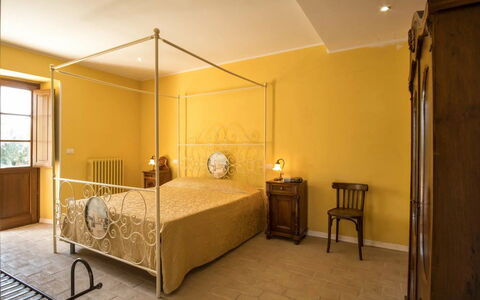 Agriturismo le Case Rosse di Montebuono: Møbel, Indretning, Seng, Væg, Soveværelse, Etage, Gulvbelægning, Træ, Loft, Værelse