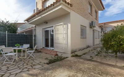 Cambrils 68: Væg, Bygning, Vindue, Boligområde, Hus, Hjem, Kvarter, Facade, Tag, Dør