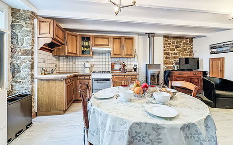 Maison de Saint-Cado: Møbel, Køkken, Indretning, Countertop, Gulvbelægning, Cabinetry, Loft, Større Bandage, Værelse, Hjem