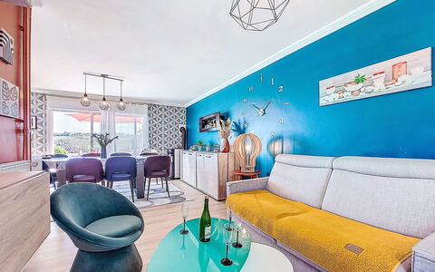 Elioluaso: Møbel, Blå, Indretning, Væg, Gulvbelægning, Loft, Etage, Couch, Stue, Værelse