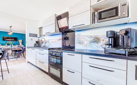Elioluaso: Køkken, Større Bandage, Køkken Apparat, Indretning, Countertop, Gulvbelægning, Møbel, Husholdningsapparat, Cabinetry, Hjem