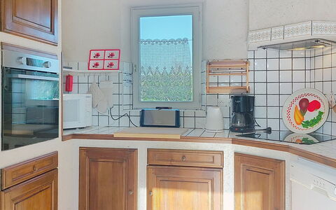 Le Château 3: Køkken, Køkken Apparat, Indretning, Træ, Større Bandage, Countertop, Cabinetry, Gulvbelægning, Møbel, Værelse