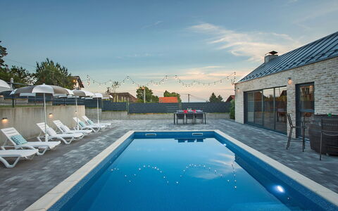 Das Klet: Blå, Svømmepøl, Udvej, Kompositmateriale, Udendørs Møbler, Eco Hotel, Liggestol, Hotel, Water Feature, Villa