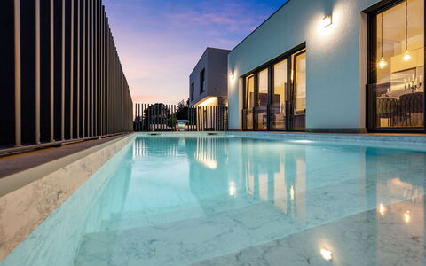 The Tinel: Blå, Svømmepøl, Skumring, Kompositmateriale, Aften, Udvej, Hotel, Design, Eco Hotel, Villa