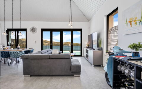 The Tinel: Indretning, Loft, Gulvbelægning, Møbel, Etage, Couch, Stue, Hjem, Værelse
