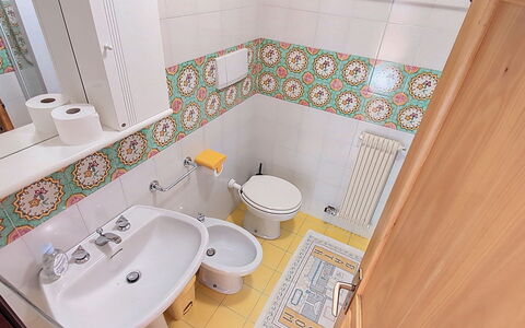 Casa Sofia: Badeværelse, Sanitærarmatur, Toiletbræt, Badeværelsesvask, Gulvbelægning, Håndvask, Etage, Indretning, Toilet, Tap