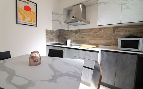 Malika: Møbel, Gulvbelægning, Etage, Countertop, Stol, Køkken, Naturmateriale, Cabinetry, Køkken & Spisebord