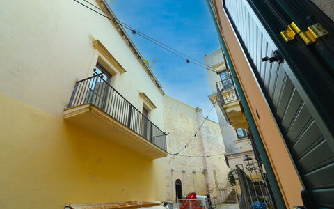 Cariddi Dimora Otranto: Væg, Gul, Arkitektur, Kompositmateriale, Gyde, Jern, Beton, Skygge, Altan