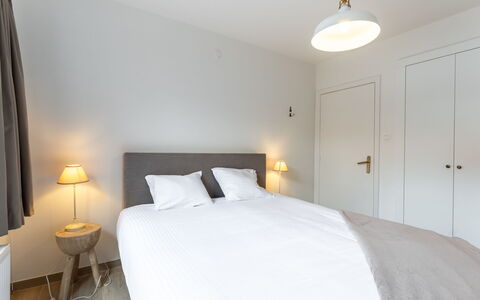Sand Beach: Seng, Indretning, Soveværelse, Møbel, Loft, Gulvbelægning, Træ, Etage, Sengetøj, Værelse
