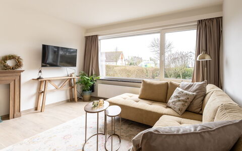 Sand Beach: Møbel, Indretning, Gulvbelægning, Væg, Etage, Couch, Træ, Loft, Stue, Værelse