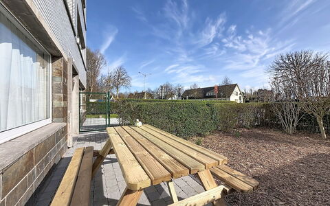 Sand Beach: Boligområde, Hjem, Lejlighed, Estate, Hegn, Gård, Landscaping, Dagslys, Home Fencing, Altan