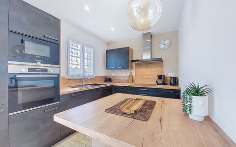 Le Logis: Møbel, Indretning, Countertop, Cabinetry, Gulvbelægning, Køkken, Etage, Træ, Lysarmatur, Loft