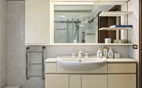 Etrusco Apartment: Indretning, Badeværelsesvask, Sanitærarmatur, Håndvask, Gulvbelægning, Cabinetry, Spejl, Badeværelse, Møbel, Badeværelsesskab