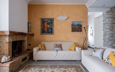 Casa Lory, Monteriggioni, Siena: Møbel, Indretning, Væg, Gulvbelægning, Couch, Etage, Træ, Værelse, Stue, Loft