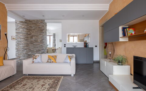 Casa Lory, Monteriggioni, Siena: Møbel, Indretning, Gulvbelægning, Couch, Væg, Etage, Stue, Træ, Værelse, Loft