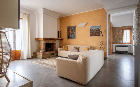Casa Lory, Monteriggioni, Siena: Møbel, Indretning, Gulvbelægning, Væg, Etage, Træ, Værelse, Couch, Belysning, Stue