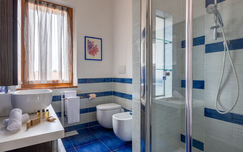 Casa Lory, Monteriggioni, Siena: Blå, Gulvbelægning, Indretning, Etage, Sanitærarmatur, Badeværelse, Hjem, Vvs, Toilet, Kompositmateriale