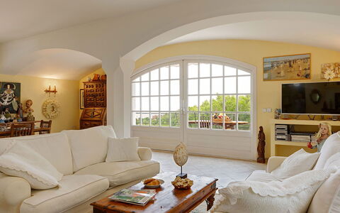 Villa Muneca: Møbel, Indretning, Couch, Væg, Gulvbelægning, Træ, Loft, Etage, Stue, Bord