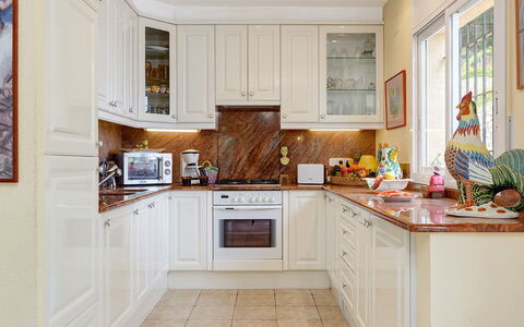 Villa Muneca: Køkken, Køkken Apparat, Countertop, Cabinetry, Større Bandage, Indretning, Møbel, Gulvbelægning, Hjem, Belysning