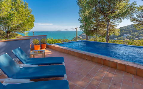 Villa Susanna: Blå, Vand, Svømmepøl, Udvej, Udendørs Møbler, Eco Hotel, Skygge, Fritid, Altan, Stol