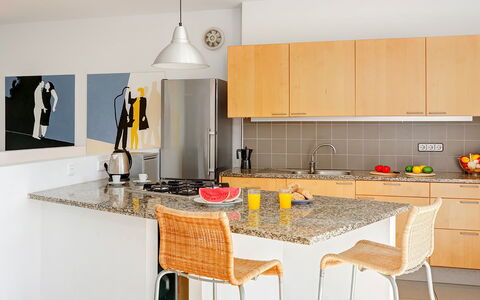 Villa Susanna: Møbel, Køkken, Countertop, Indretning, Køkken Apparat, Gulvbelægning, Træ, Større Bandage, Etage, Cabinetry
