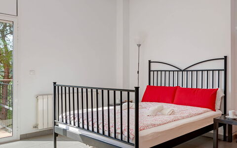 Villa Susanna: Seng, Møbel, Soveværelse, Indretning, Etage, Gulvbelægning, Sengetøj, Bed Frame, Sengetøj, Værelse