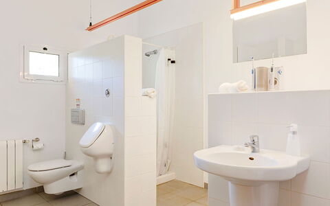 Villa Susanna: Badeværelsesvask, Sanitærarmatur, Badeværelse, Toiletbræt, Væg, Gulvbelægning, Etage, Toilet, Indretning, Håndvask