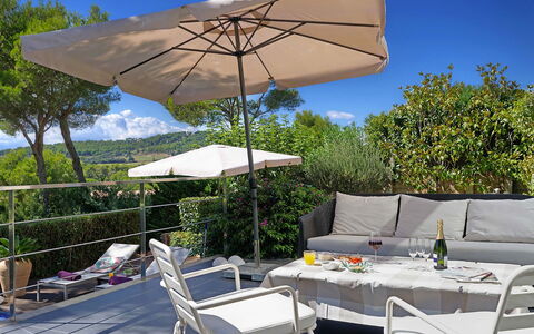 Villa Luminosa: Møbel, Paraply, Udendørs Møbler, Stol, Bord, Udendørs Bord, Skygge, Gårdhave, Køkken & Spisebord, Have