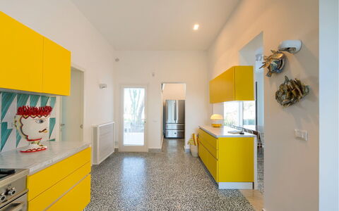 Villa Rebecca: Gulvbelægning, Køkken, Indretning, Gul, Etage, Loft, Countertop, Større Bandage, Cabinetry, Køkken Apparat