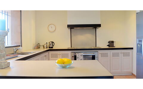 Villa Crab: Køkken, Indretning, Køkken Apparat, Countertop, Belysning, Loft, Husholdningsapparat, Lysarmatur, Komfur, Gulvbelægning
