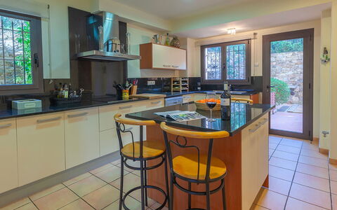 Villa Tamariu: Køkken, Countertop, Køkken Apparat, Møbel, Cabinetry, Indretning, Større Bandage, Gulvbelægning, Træ, Husholdningsapparat
