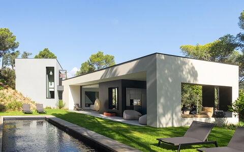 Villa Bamby: Hjem, Boligområde, Landscaping, Have, Estate, Stuehus, Gård, Villa, Backyard, Lawn