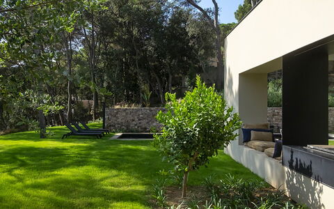 Villa Bamby: Busk, Have, Skygge, Land Lot, Bunddække, Landscaping, Backyard, Lawn, Beton, Gård